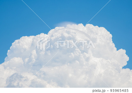 入道雲が広がる夏の青空 入道雲が広がる夏の青空 93965485