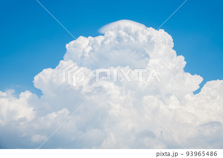 入道雲が広がる夏の青空 入道雲が広がる夏の青空 93965486