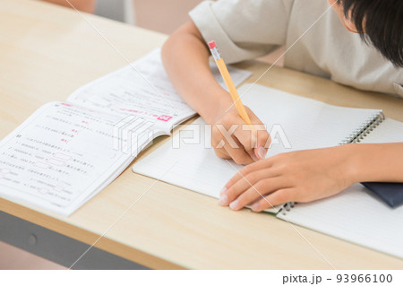 算数の勉強をする小学生の男の子 算数の勉強をする小学生の男の子 93966100