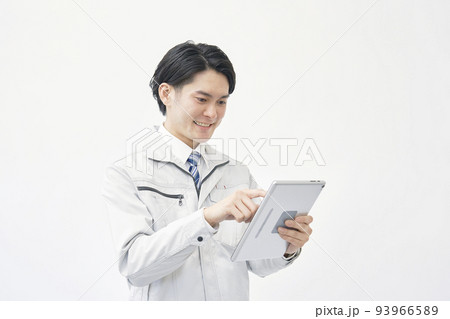 白背景でタブレットを使う作業員 93966589