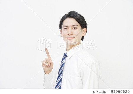 白背景で左を指差すビジネスマン 93966620
