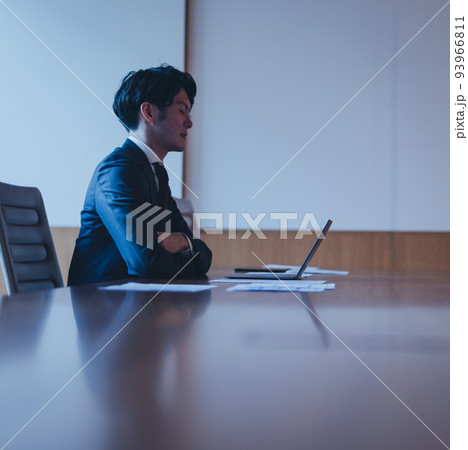 ビジネスシーン　スリーズ 93966811