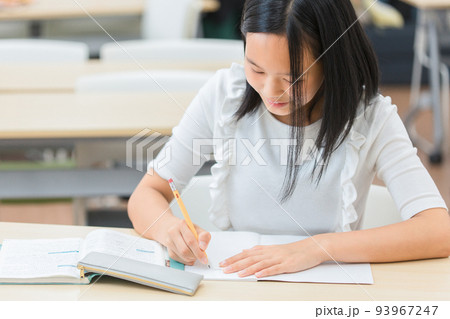 教室・塾で勉強する10代の女の子（日本人） 93967247