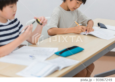 塾で勉強する小学生の男の子（消しゴム・日本人） 93967249