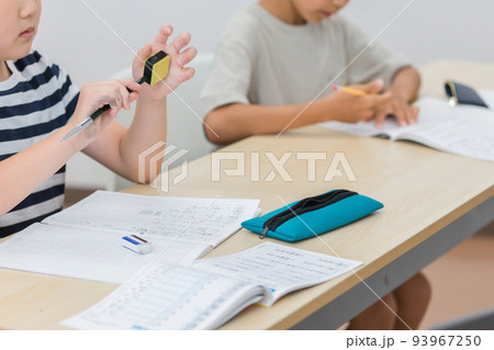 鉛筆削りする小学生の男の子（日本人） 93967250
