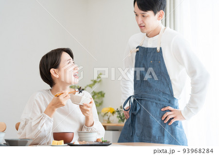 妻に料理の味見をしてもらう夫（料理・朝食・自炊・和食・健康） 93968284