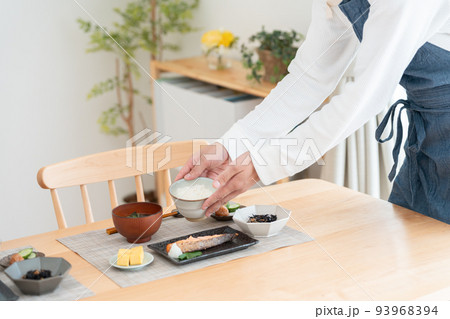 食事の準備をする男性(料理・朝食・自炊・和食・健康) 食事の準備をする男性(料理・朝食・自炊・和食・健康) 93968394