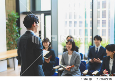 ビジネスシーン　スリーズ 93968946