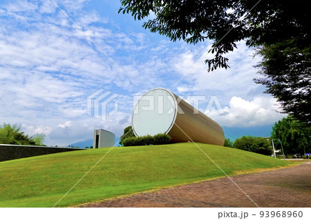 奈義町現代美術館の円筒の建物　岡山県勝田郡奈義町 93968960