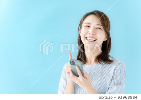 女性　スマートフォン　ブルーバック 93968984