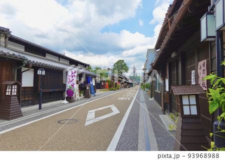 出雲街道の瓦屋根の町屋が軒を並べている風景　岡山県津山市西新町 93968988