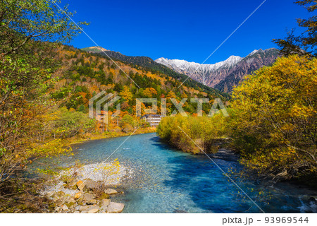 上高地の紅葉・穂高連邦と梓川【長野県】 93969544