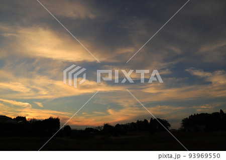 夕焼け空と夕焼け雲 93969550