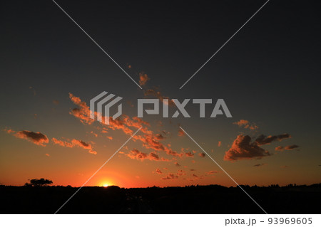 夕焼け空と夕焼け雲 93969605