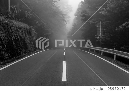 霧で見通しの悪い山間部のアップダウンする道路　a-4 モノクロ 93970172