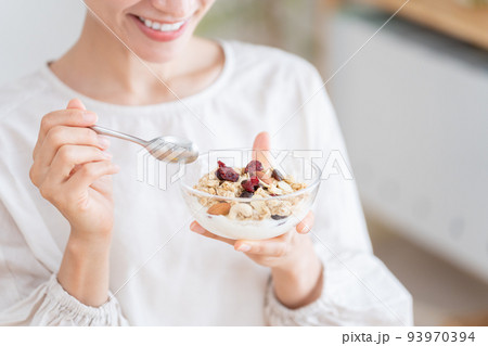 グラノーラを食べるミドル女性 グラノーラを食べるミドル女性 93970394