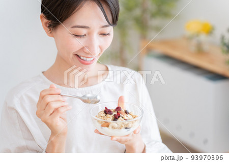 グラノーラを食べるミドル女性（朝食・食事・健康） 93970396