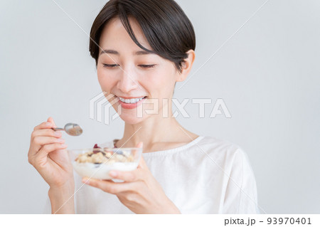 グラノーラを食べるミドル女性（朝食・食事・健康） 93970401