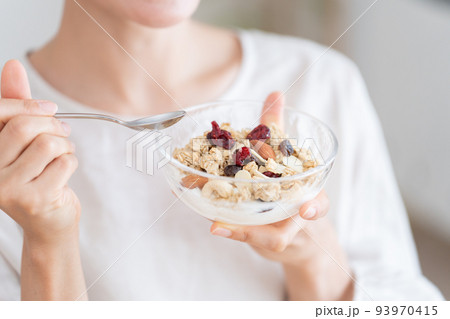 グラノーラを食べるミドル女性（朝食・食事・健康） 93970415