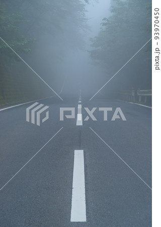 霧で見通しの悪い山間部のアップダウンする道路　c-1 93970450