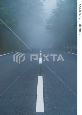霧で見通しの悪い山間部のアップダウンする道路　c-2 高彩度コントラスト 93970455