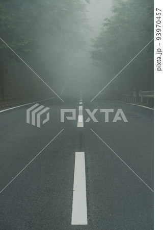 霧で見通しの悪い山間部のアップダウンする道路　c-3 レトロなフィルム調 93970457