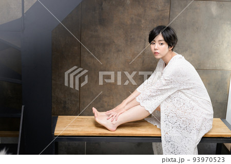 部屋でリラックスする女性のおしゃれなポートレート 93970523