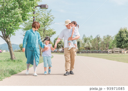 公園を歩く日本人家族・ファミリー（子供と親） 93971085