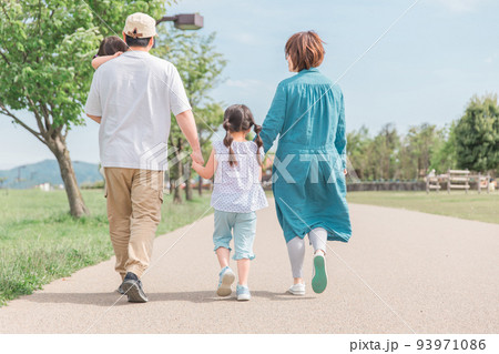 公園を歩く日本人家族・ファミリー（後ろ姿） 93971086
