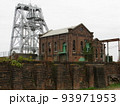 三池炭鉱のシンボル、万田坑：ボイラー煙道越しに、竪坑櫓と巻上機室 93971953