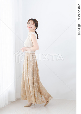 ポートレート（若い女性 93972362