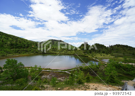 群馬県吾妻郡草津白根　山頂付近の国道292号沿いの弓池　2022年6月28日 93972542
