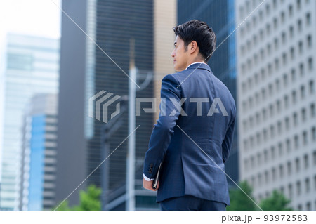 ビジネス　ビジネスマン　男性　営業　ビジネスパーソン 93972583