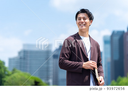 ビジネス　エンジニア　オフィスカジュアル　ビジネスマン 93972656