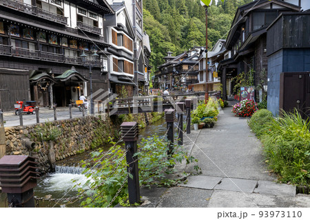 銀山温泉の街路 93973110