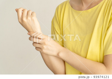 関節の痛みを感じる女性 93974121