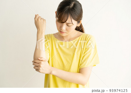 関節の痛みを感じる女性 93974125