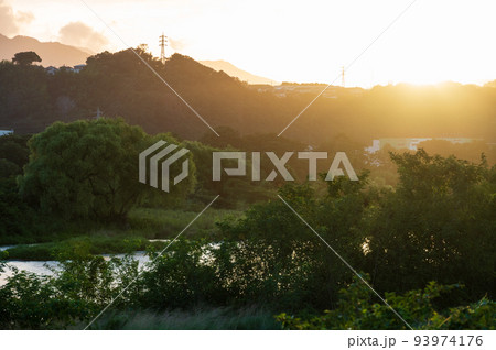 夕日と相模川の風景 夕日と相模川の風景 93974176