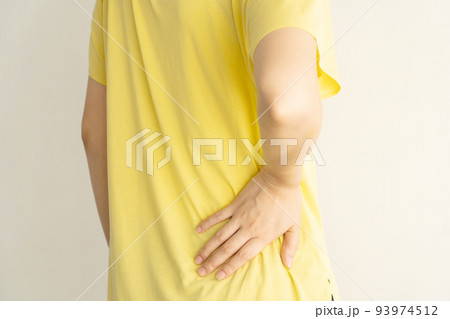 腰痛の女性 腰痛の女性 93974512