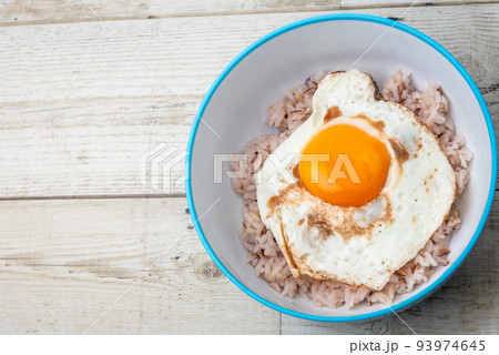 street food, fried egg, fried egg, oil-free fried egg, slow cooker, healthy technology, healthy technology, on the background, black background, wooden floor, high resolution photo 93974645