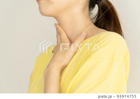 喉の痛みを感じる女性 93974755
