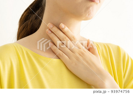 喉の痛みを感じる女性 93974756