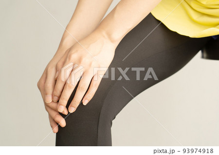 膝の痛みを感じる女性 93974918