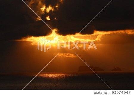長崎の海の夕暮れ 長崎の海の夕暮れ 93974947