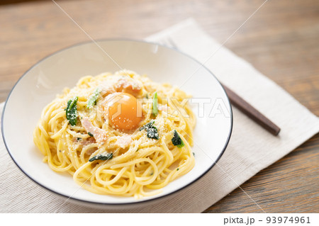 シンプルなカルボナーラパスタ 93974961