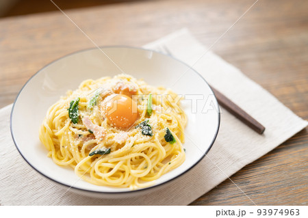 シンプルなカルボナーラパスタ シンプルなカルボナーラパスタ 93974963