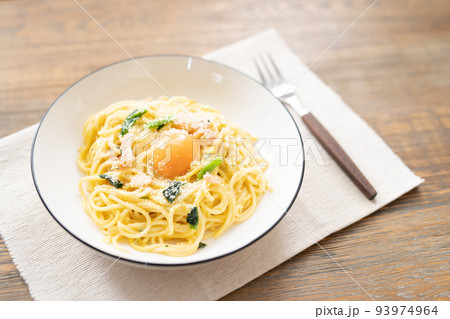 シンプルなカルボナーラパスタ シンプルなカルボナーラパスタ 93974964