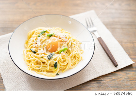 シンプルなカルボナーラパスタ シンプルなカルボナーラパスタ 93974966