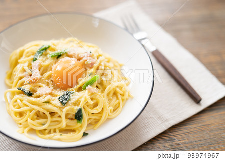 シンプルなカルボナーラパスタ 93974967