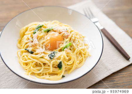シンプルなカルボナーラパスタ シンプルなカルボナーラパスタ 93974969